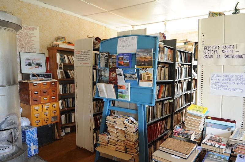 dsc_9166.jpg - А книги в библиотеку собирают всем миром, т.е селом. Карелия село  Фоймогуба